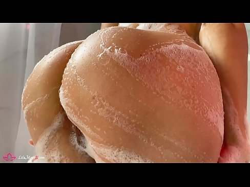 ❤️ Brunetka masturbuje kundičku s vibrátorom až do intenzívneho orgazmu v sprche Porno na sk.xxxlfv.top